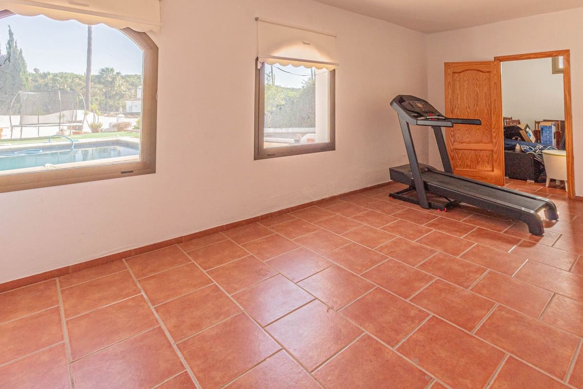 5 soverom Villa til salgs i Sotogrande med svømmebasseng garasje - € 975 000 (Ref: 8922484)