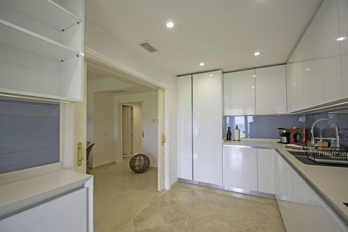 3 chambre Appartement à vendre à La Alcaidesa avec piscine garage - 825 000 € (Ref: 9263795)