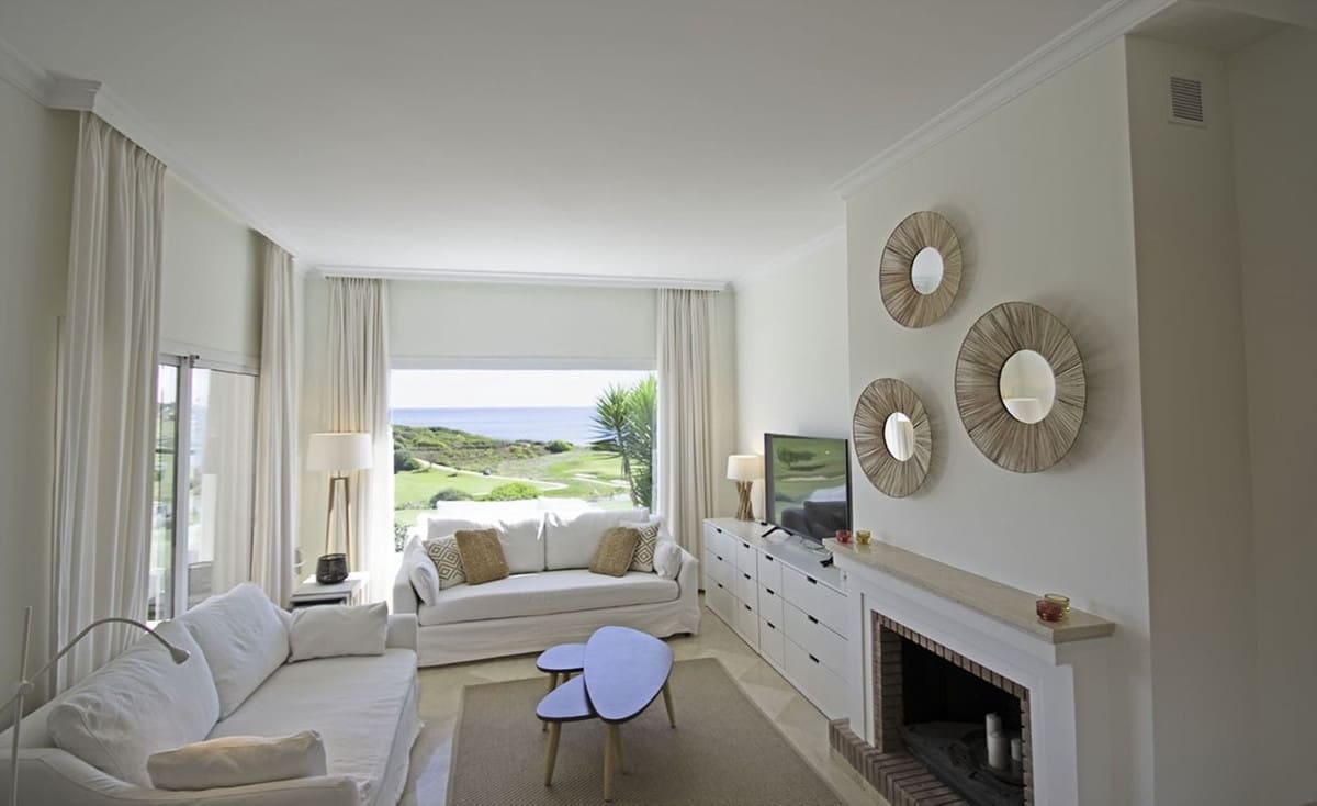 3 sypialnia Apartament przy plaży na sprzedaż w La Alcaidesa z basenem garażem - 825 000 € (Ref: 9263795)