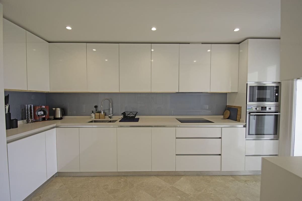 3 sypialnia Apartament przy plaży na sprzedaż w La Alcaidesa z basenem garażem - 825 000 € (Ref: 9263795)