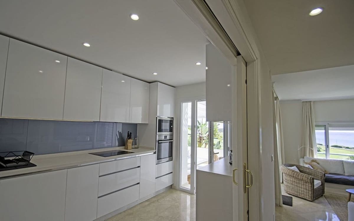 3 sypialnia Apartament przy plaży na sprzedaż w La Alcaidesa z basenem garażem - 825 000 € (Ref: 9263795)