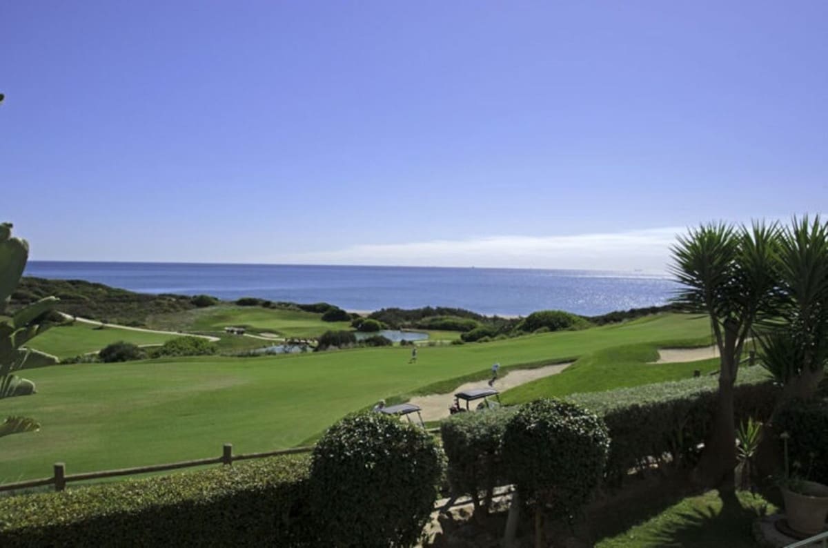 3 sypialnia Apartament przy plaży na sprzedaż w La Alcaidesa z basenem garażem - 825 000 € (Ref: 9263795)