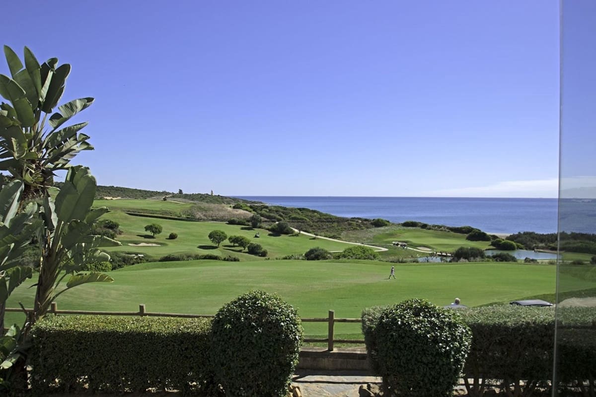 3 sypialnia Apartament przy plaży na sprzedaż w La Alcaidesa z basenem garażem - 825 000 € (Ref: 9263795)