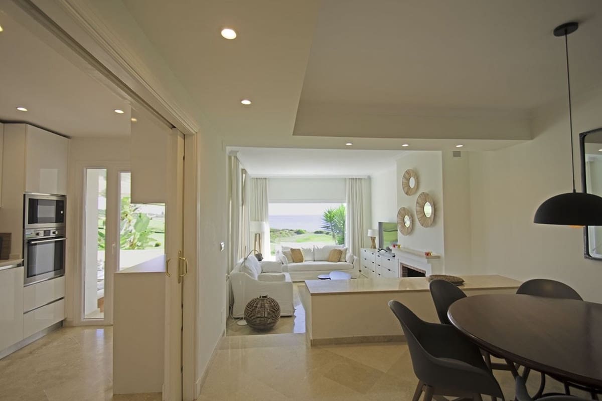 3 sypialnia Apartament przy plaży na sprzedaż w La Alcaidesa z basenem garażem - 825 000 € (Ref: 9263795)