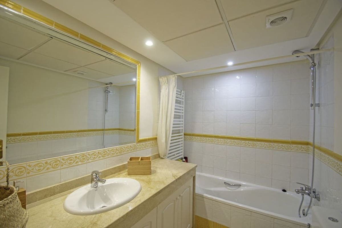 3 sypialnia Apartament przy plaży na sprzedaż w La Alcaidesa z basenem garażem - 825 000 € (Ref: 9263795)