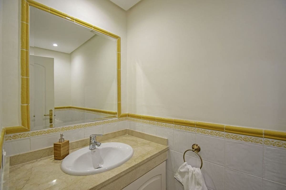 3 sypialnia Apartament przy plaży na sprzedaż w La Alcaidesa z basenem garażem - 825 000 € (Ref: 9263795)