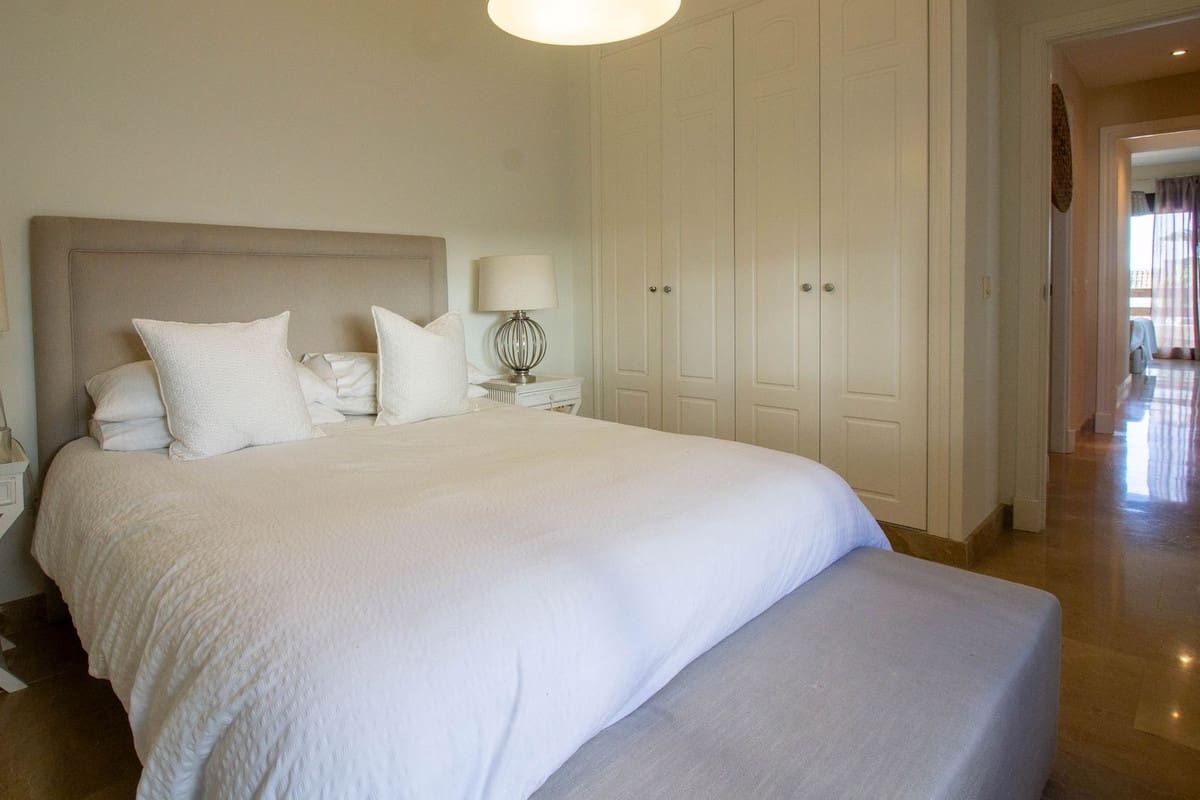 2 sypialnia Penthouse na sprzedaż w La Alcaidesa z basenem garażem - 450 000 € (Ref: 9271393)