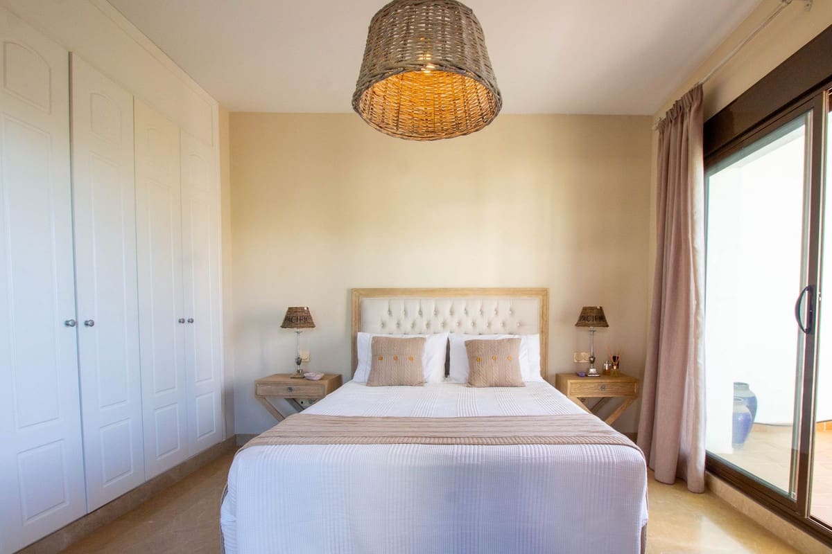 2 sypialnia Penthouse na sprzedaż w La Alcaidesa z basenem garażem - 450 000 € (Ref: 9271393)