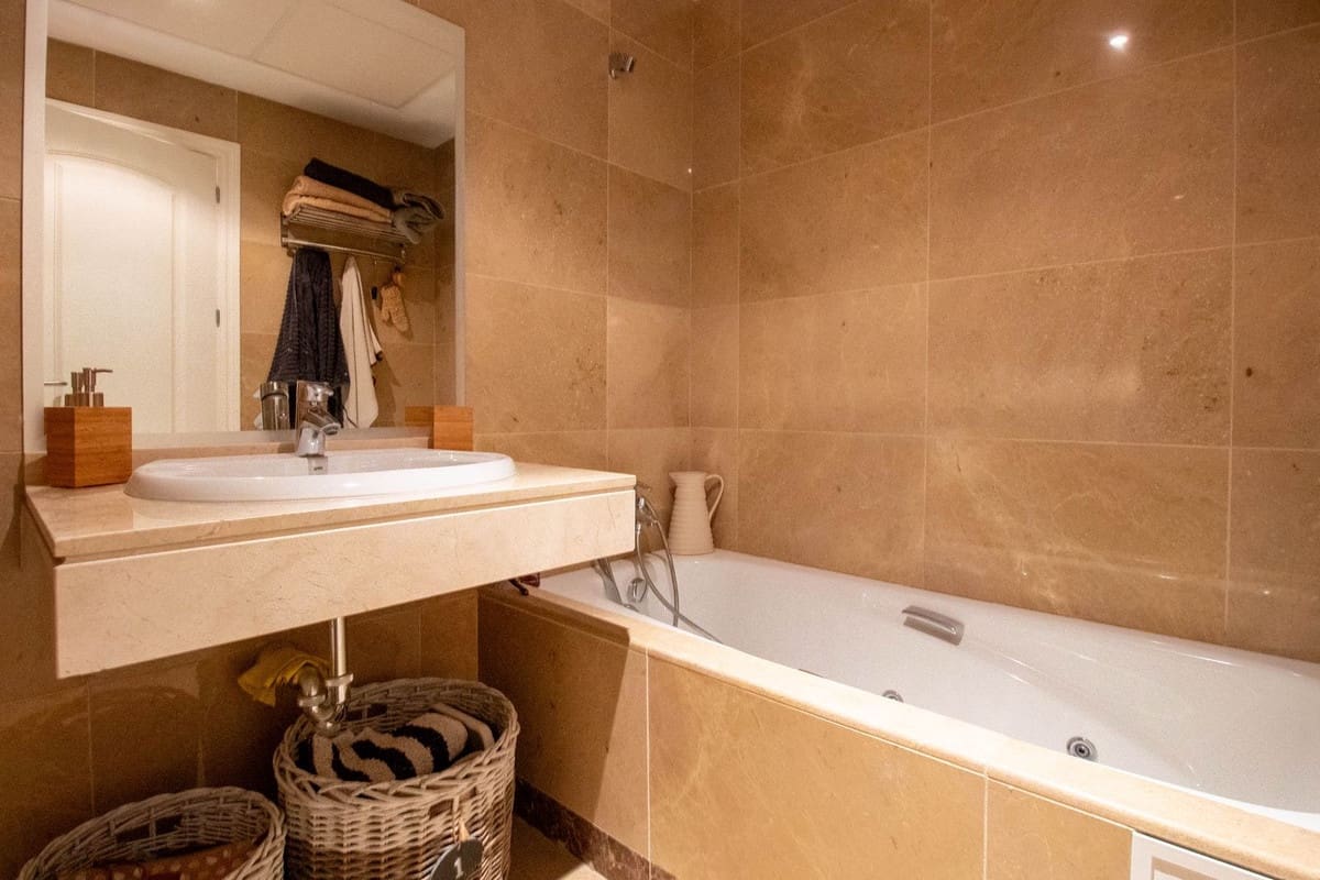 2 sypialnia Penthouse na sprzedaż w La Alcaidesa z basenem garażem - 450 000 € (Ref: 9271393)