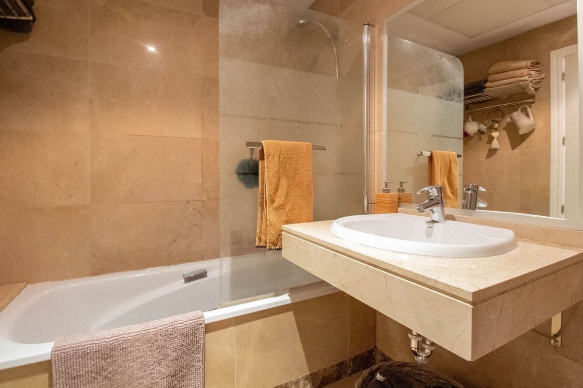 2 sypialnia Penthouse na sprzedaż w La Alcaidesa z basenem garażem - 450 000 € (Ref: 9271393)