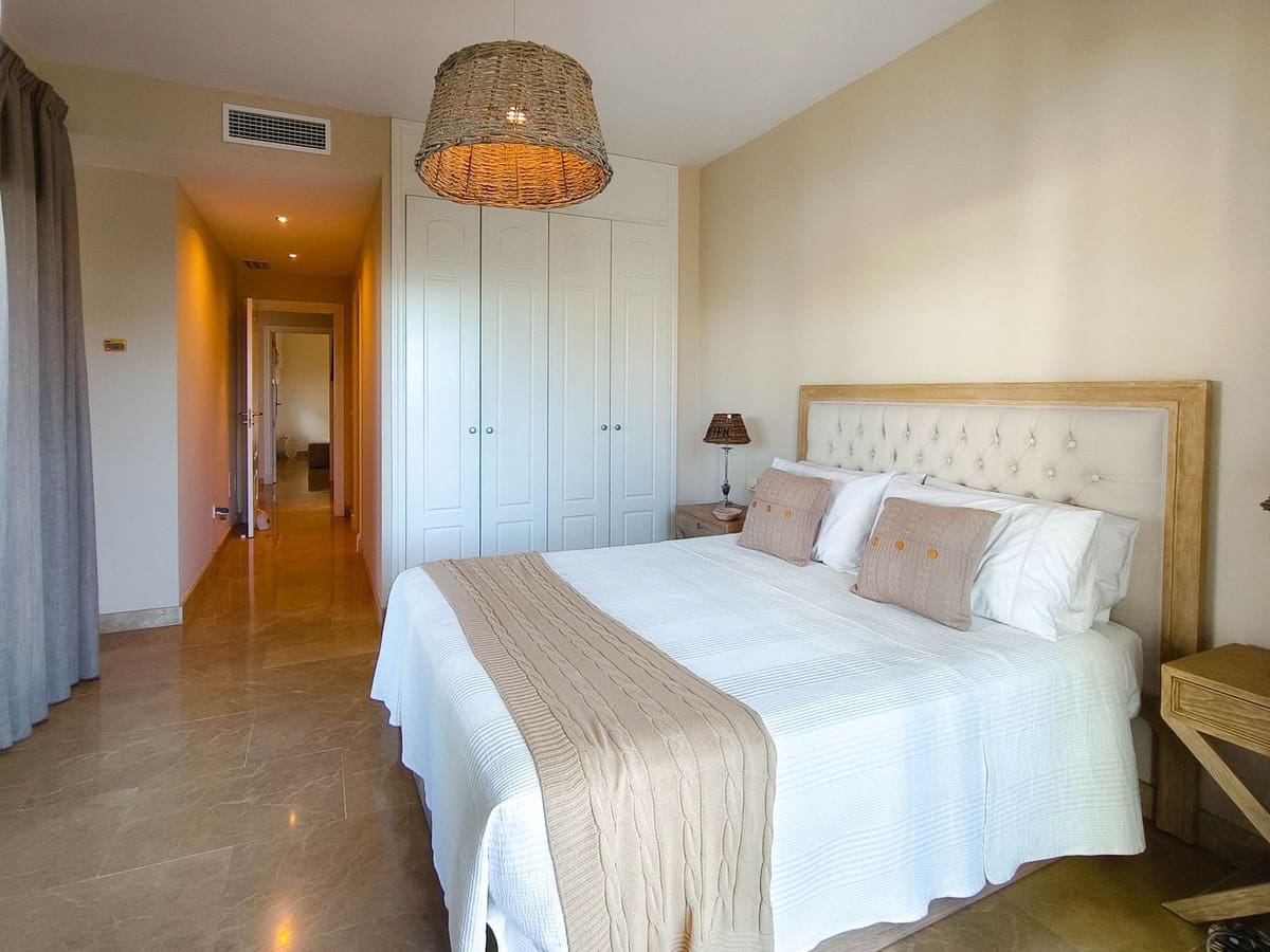 2 sypialnia Penthouse na sprzedaż w La Alcaidesa z basenem garażem - 450 000 € (Ref: 9271393)