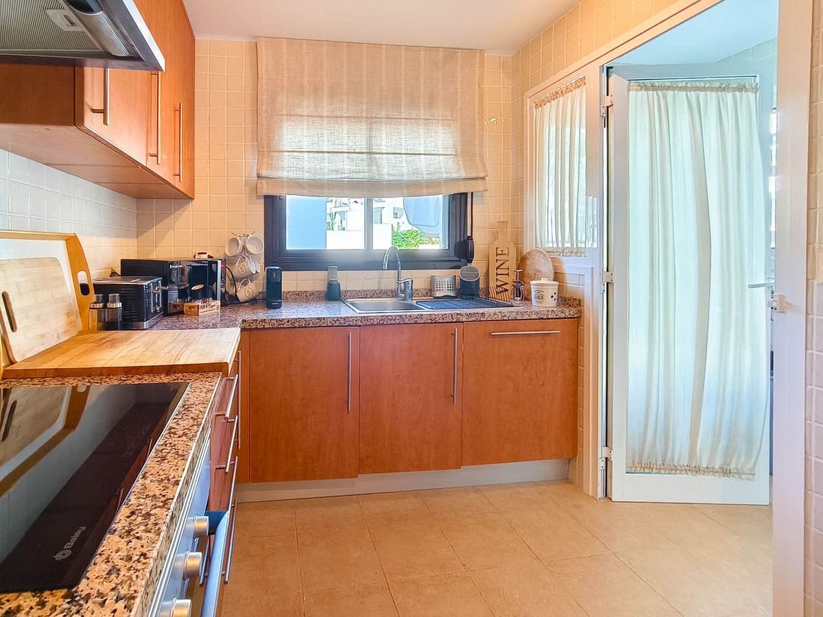 2 sypialnia Penthouse na sprzedaż w La Alcaidesa z basenem garażem - 450 000 € (Ref: 9271393)