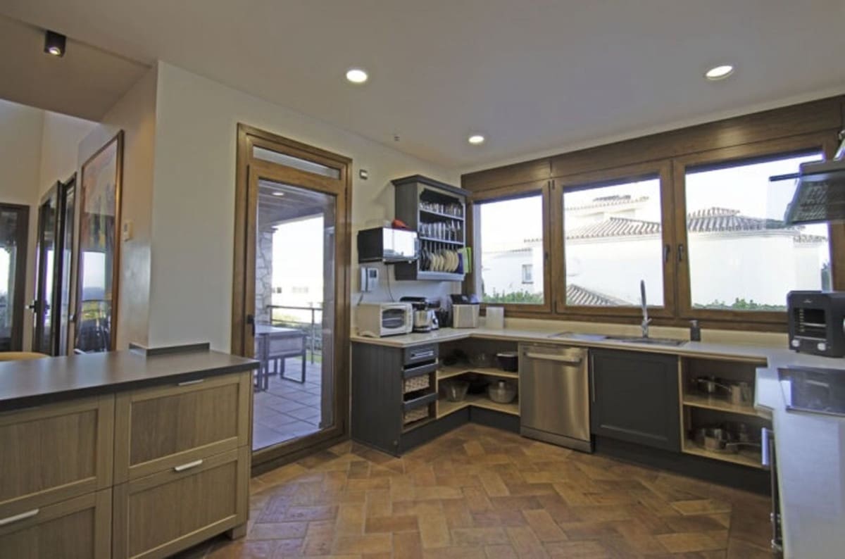 Chalet de 4 habitaciones en La Alcaidesa en venta con piscina garaje - 1.995.000 € (Ref: 9345315)