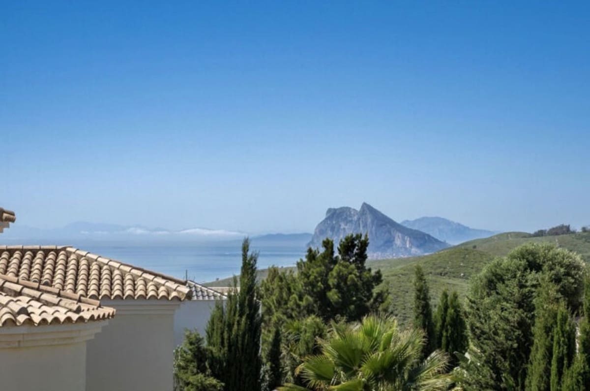 Chalet de 4 habitaciones en La Alcaidesa en venta con piscina garaje - 1.995.000 € (Ref: 9345315)