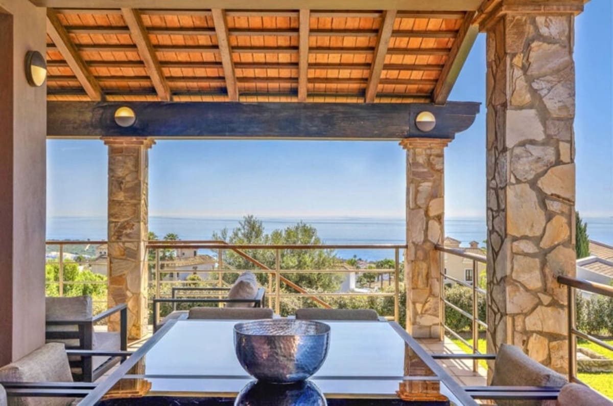 Chalet de 4 habitaciones en La Alcaidesa en venta con piscina garaje - 1.995.000 € (Ref: 9345315)