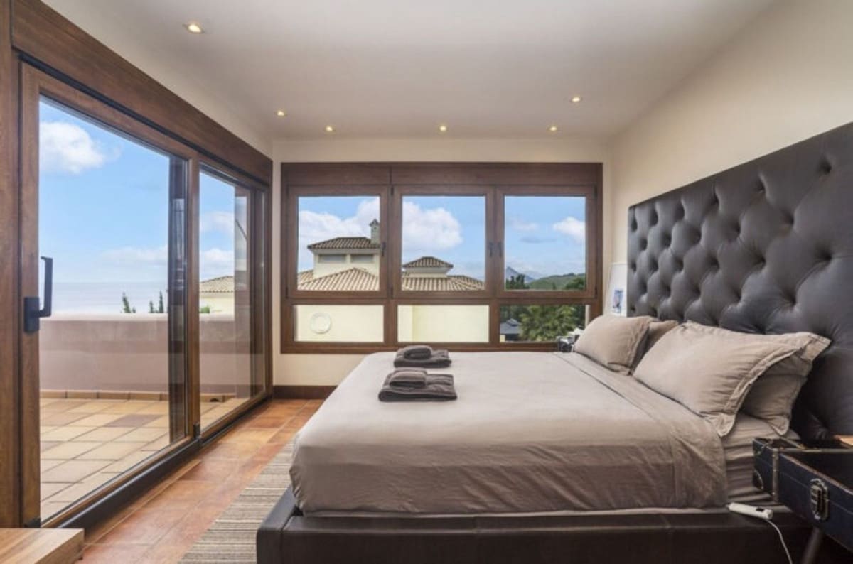 4 bedroom Villa for sale in La Alcaidesa with pool garage - € 1,995,000 (Ref: 9345315)