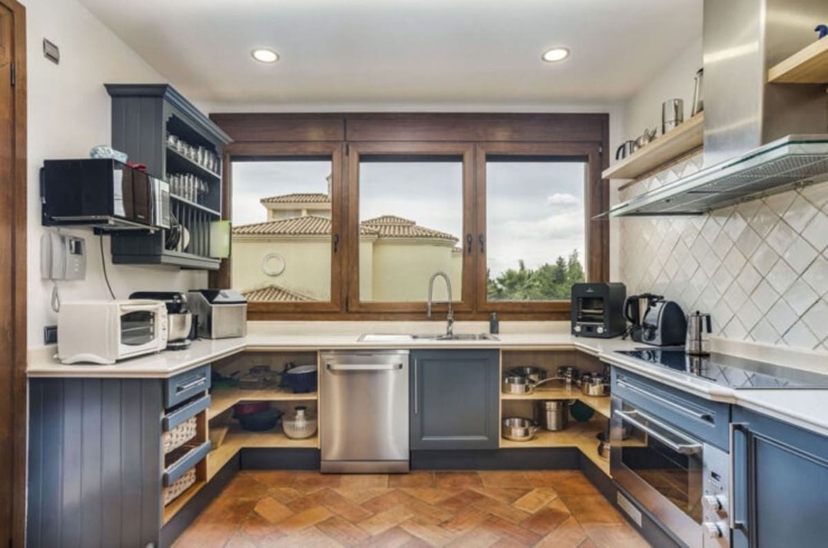 4 bedroom Villa for sale in La Alcaidesa with pool garage - € 1,995,000 (Ref: 9345315)