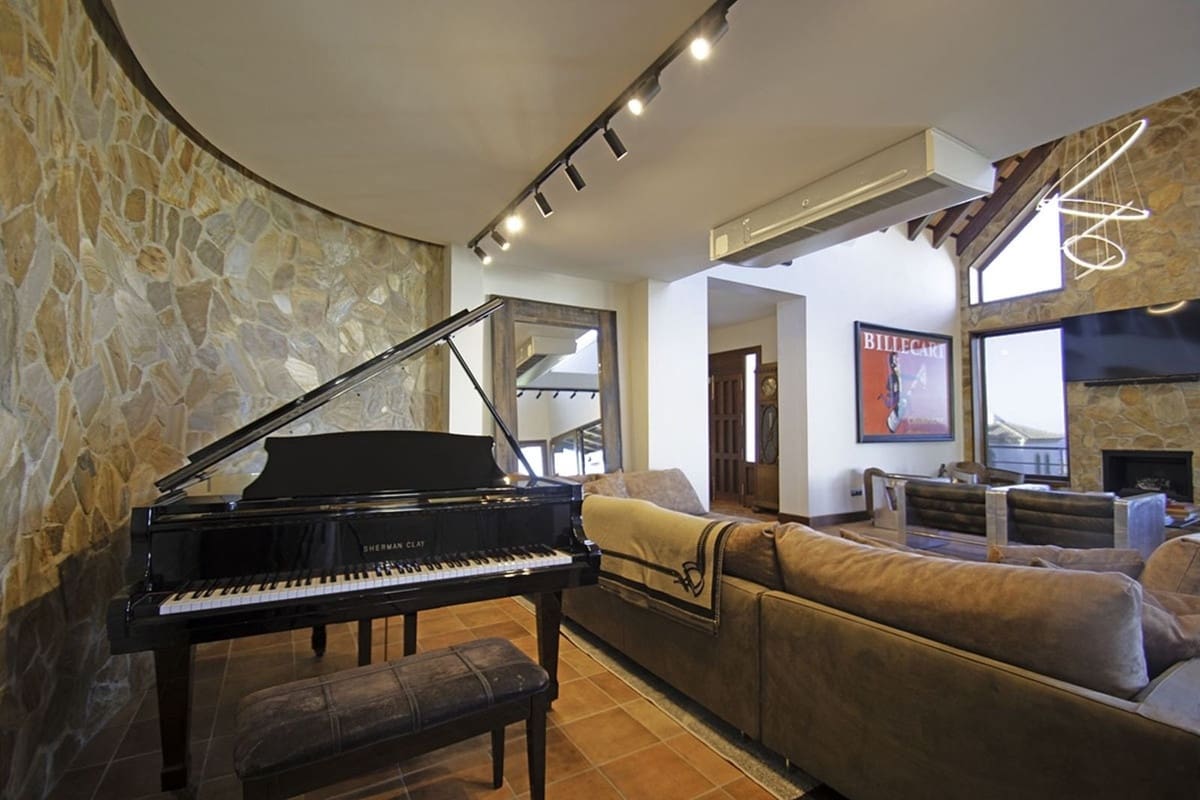 4 bedroom Villa for sale in La Alcaidesa with pool garage - € 1,995,000 (Ref: 9345315)