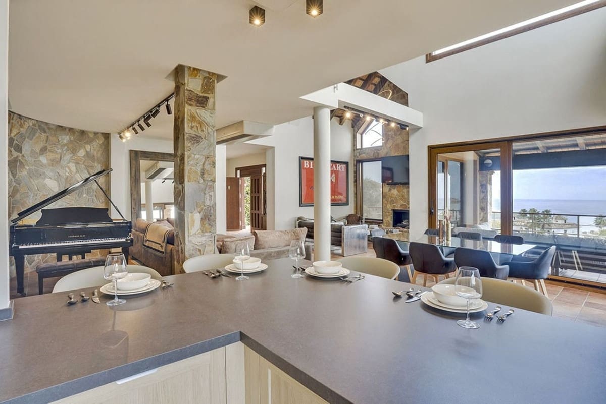 4 bedroom Villa for sale in La Alcaidesa with pool garage - € 1,995,000 (Ref: 9345315)