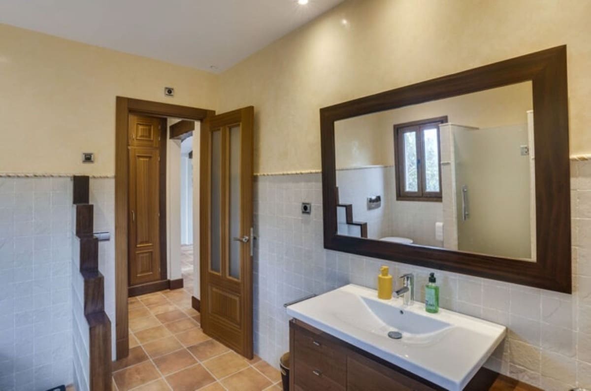 4 bedroom Villa for sale in La Alcaidesa with pool garage - € 1,995,000 (Ref: 9345315)