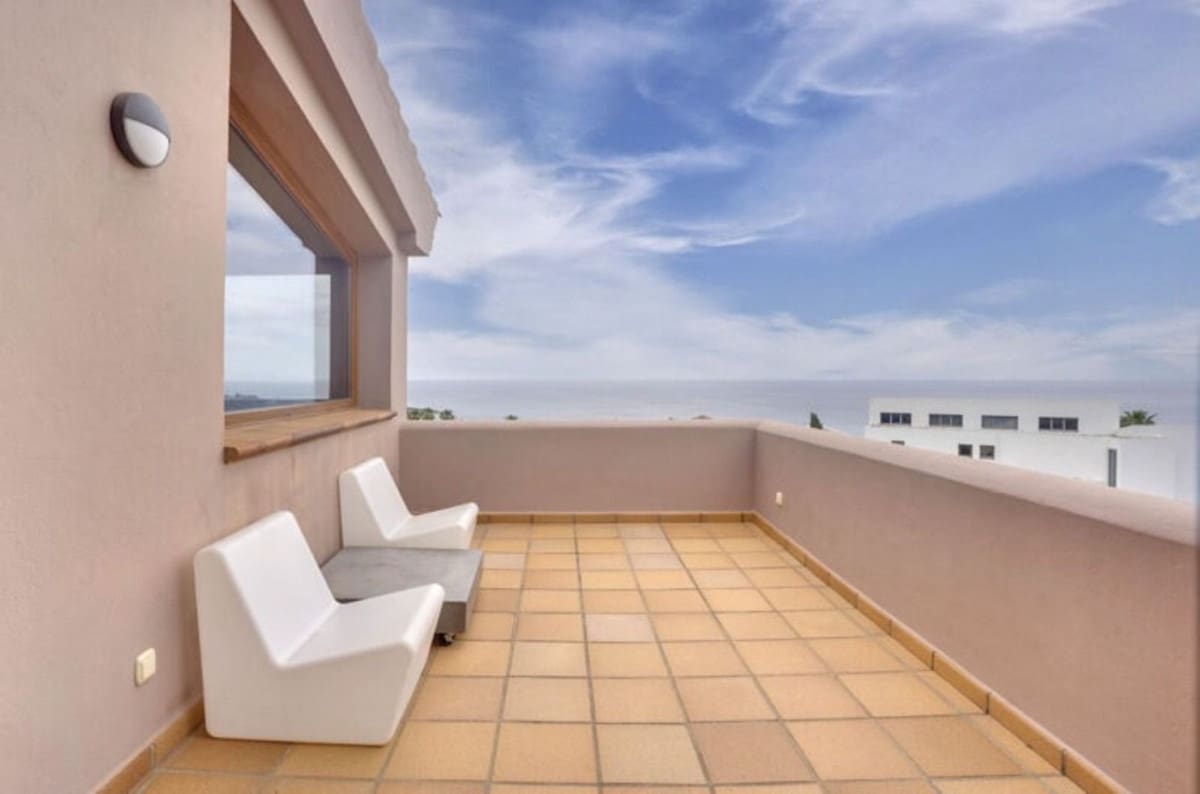 4 bedroom Villa for sale in La Alcaidesa with pool garage - € 1,995,000 (Ref: 9345315)