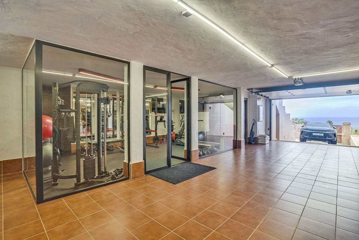 4 bedroom Villa for sale in La Alcaidesa with pool garage - € 1,995,000 (Ref: 9345315)