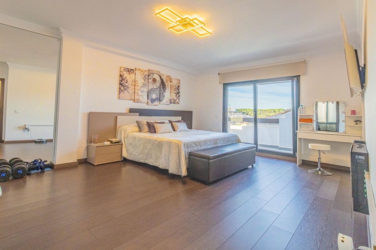 4 soveværelse Villa til salg i La Alcaidesa med swimmingpool garage - € 760.000 (Ref: 9394084)