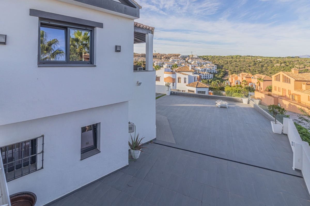 4 soveværelse Villa til salg i La Alcaidesa med swimmingpool garage - € 760.000 (Ref: 9394084)