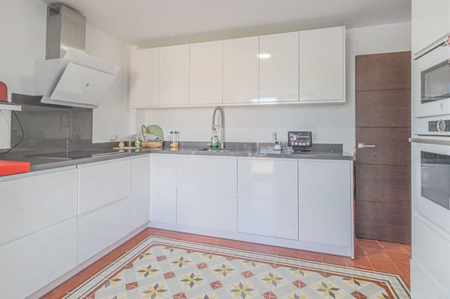 4 slaapkamer Villa te koop in La Alcaidesa met zwembad garage - € 760.000 (Ref: 9394084)