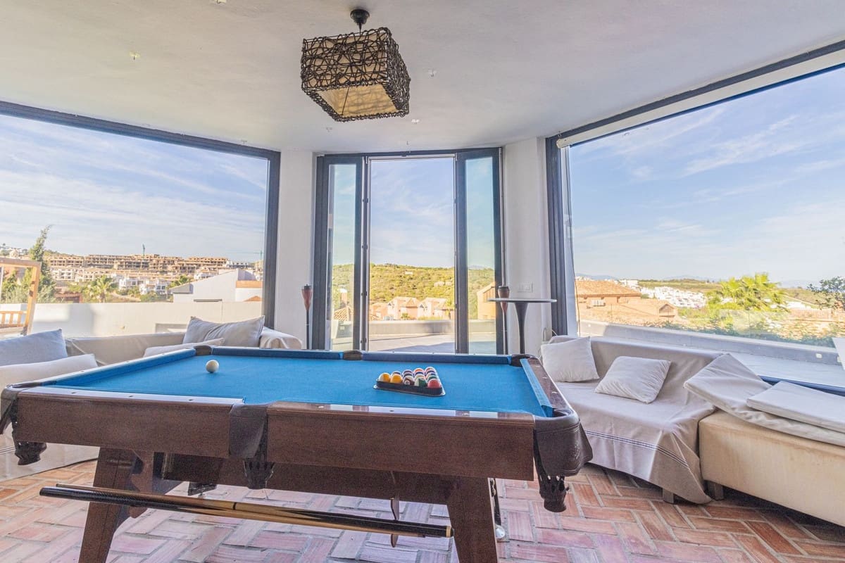 4 soveværelse Villa til salg i La Alcaidesa med swimmingpool garage - € 760.000 (Ref: 9394084)