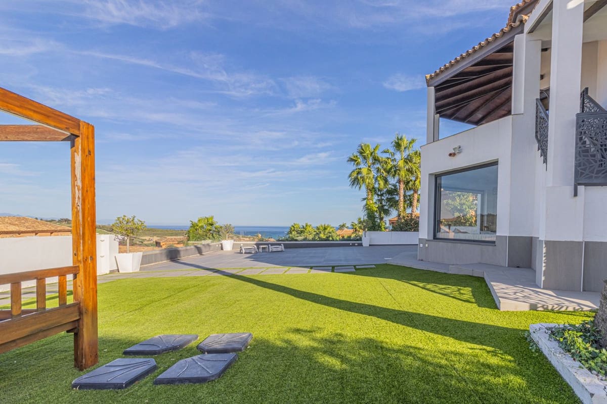 4 soveværelse Villa til salg i La Alcaidesa med swimmingpool garage - € 760.000 (Ref: 9394084)