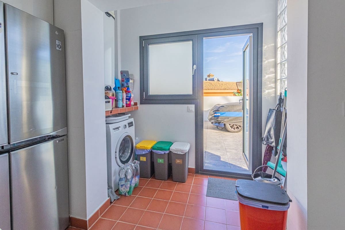 4 soveværelse Villa til salg i La Alcaidesa med swimmingpool garage - € 760.000 (Ref: 9394084)