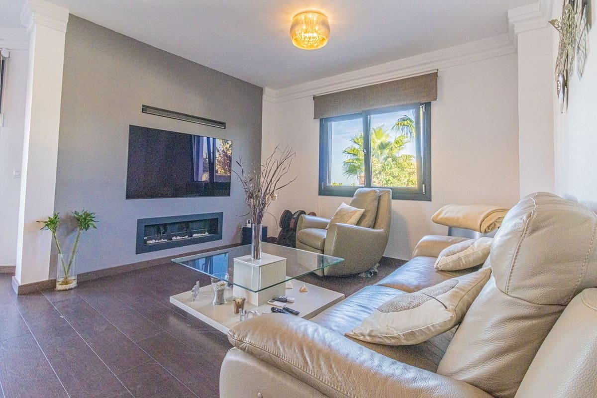 4 soveværelse Villa til salg i La Alcaidesa med swimmingpool garage - € 760.000 (Ref: 9394084)