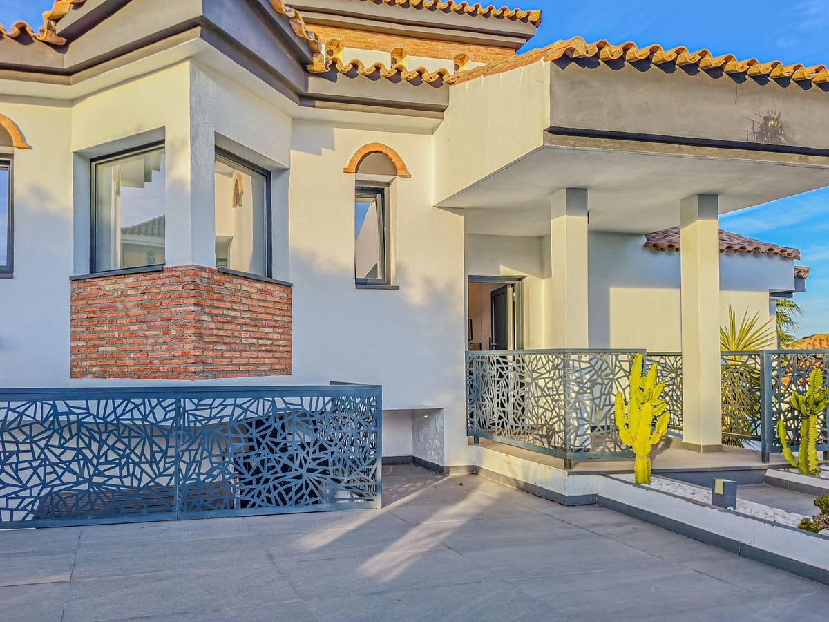 4 soveværelse Villa til salg i La Alcaidesa med swimmingpool garage - € 760.000 (Ref: 9394084)