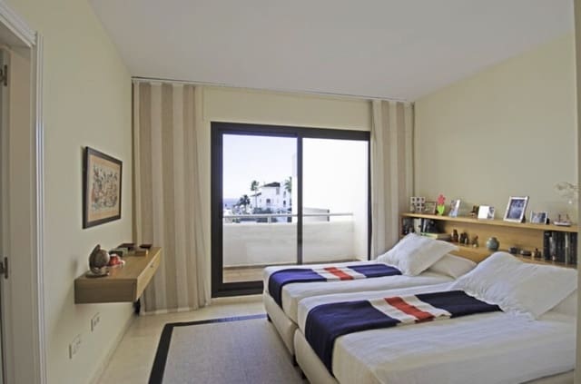 3 chambre Appartement à vendre à La Alcaidesa avec piscine garage - 550 000 € (Ref: 9412790)