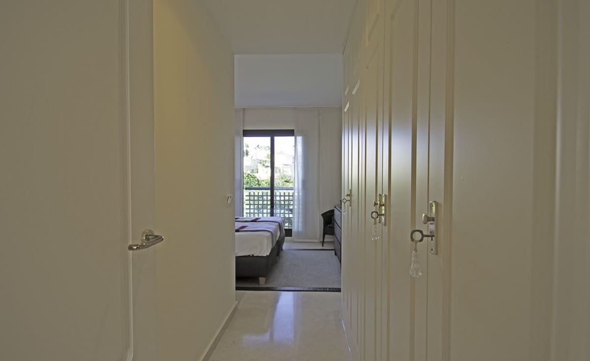 3 chambre Appartement à vendre à La Alcaidesa avec piscine garage - 550 000 € (Ref: 9412790)