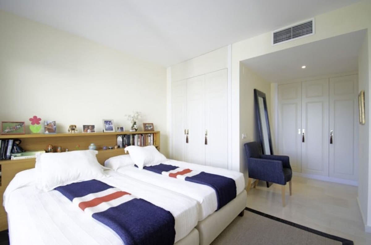 3 chambre Appartement à vendre à La Alcaidesa avec piscine garage - 550 000 € (Ref: 9412790)