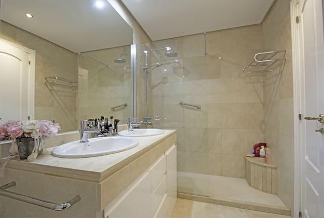 3 chambre Appartement à vendre à La Alcaidesa avec piscine garage - 550 000 € (Ref: 9412790)