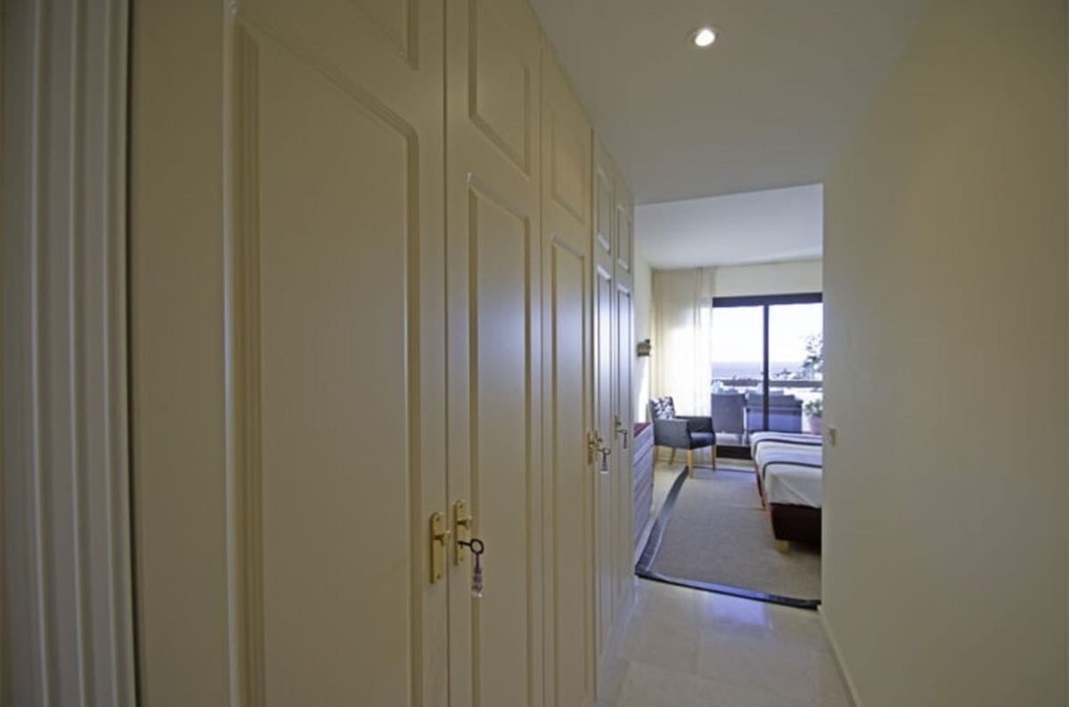 3 chambre Appartement à vendre à La Alcaidesa avec piscine garage - 550 000 € (Ref: 9412790)