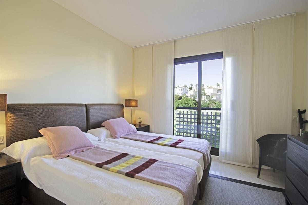 3 chambre Appartement à vendre à La Alcaidesa avec piscine garage - 550 000 € (Ref: 9412790)