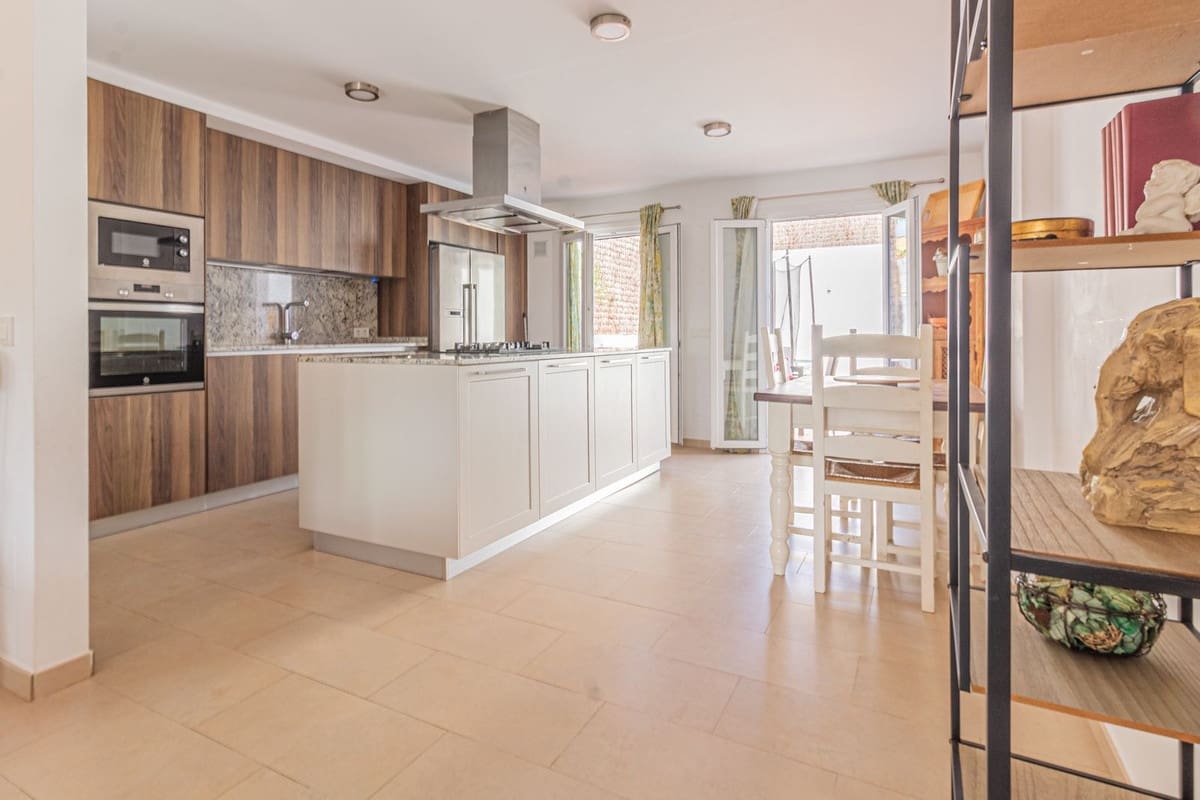 4 slaapkamer Villa te koop in Pueblo Nuevo de Guadiaro - € 550.000 (Ref: 9492686)