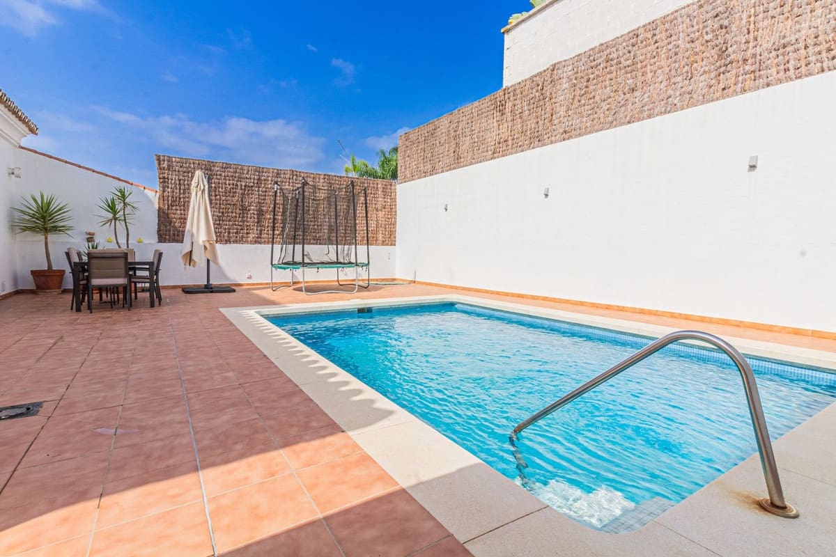 4 slaapkamer Villa te koop in Pueblo Nuevo de Guadiaro - € 550.000 (Ref: 9492686)