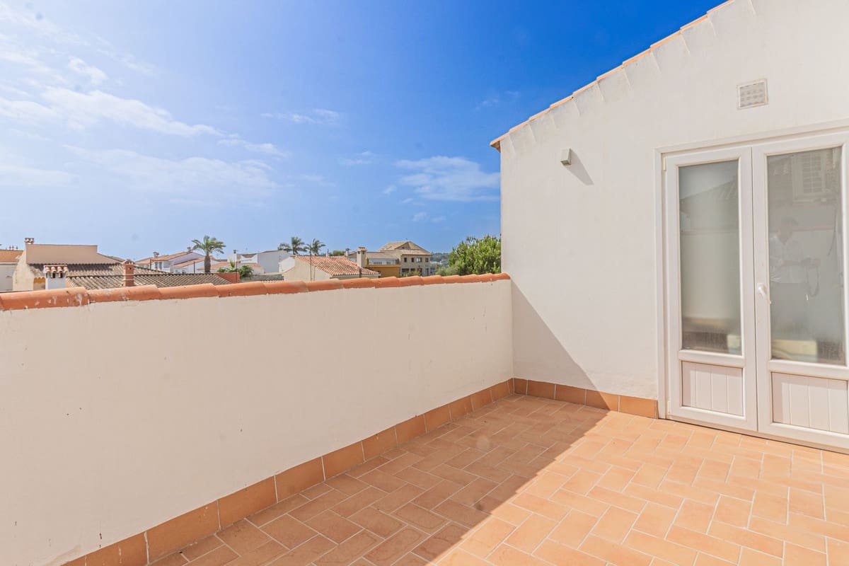 4 slaapkamer Villa te koop in Pueblo Nuevo de Guadiaro - € 550.000 (Ref: 9492686)