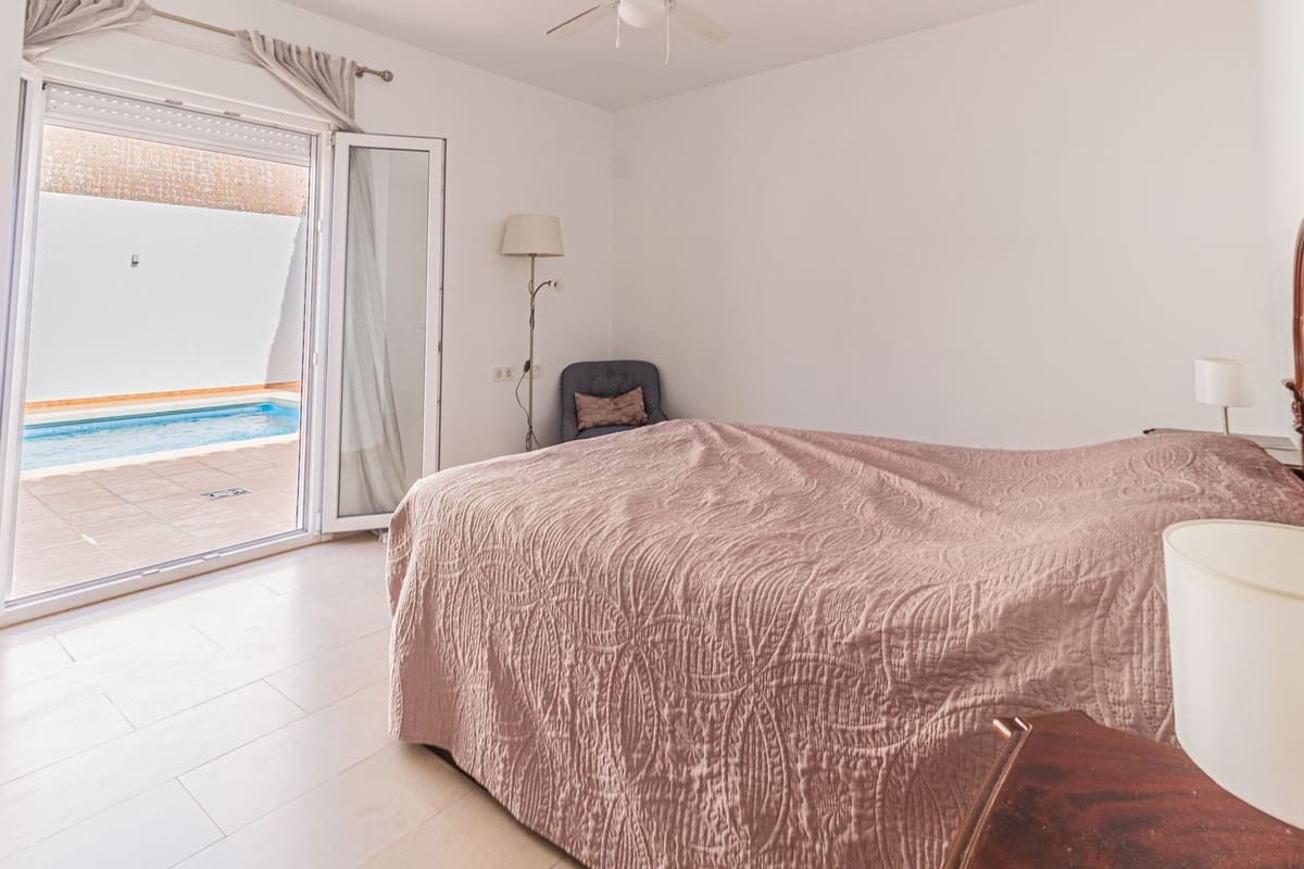 4 slaapkamer Villa te koop in Pueblo Nuevo de Guadiaro - € 550.000 (Ref: 9492686)