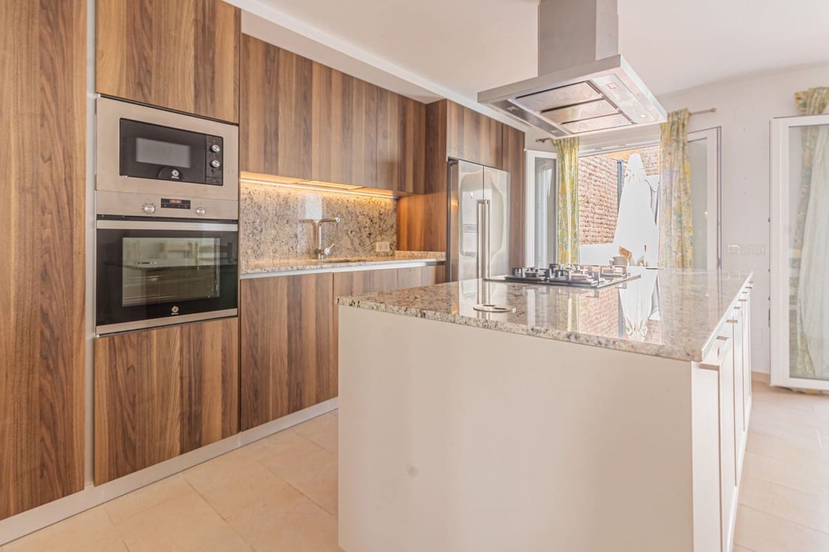 4 slaapkamer Villa te koop in Pueblo Nuevo de Guadiaro - € 550.000 (Ref: 9492686)