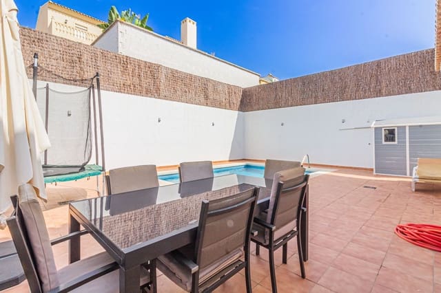 Chalet de 4 habitaciones en Pueblo Nuevo de Guadiaro, San Roque en venta - 550.000 € (Ref: 9492686)