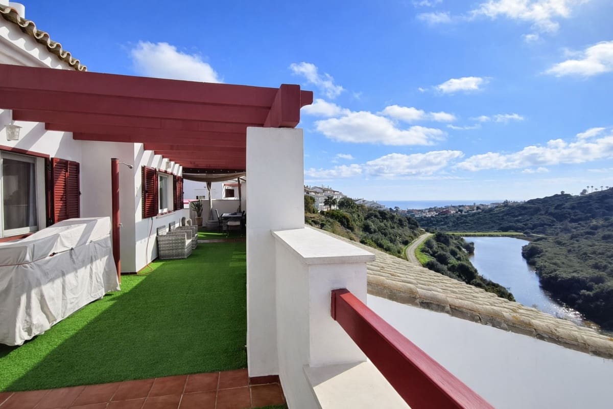 2 bedroom Penthouse for sale in La Alcaidesa with pool garage - € 350,000 (Ref: 9503179)