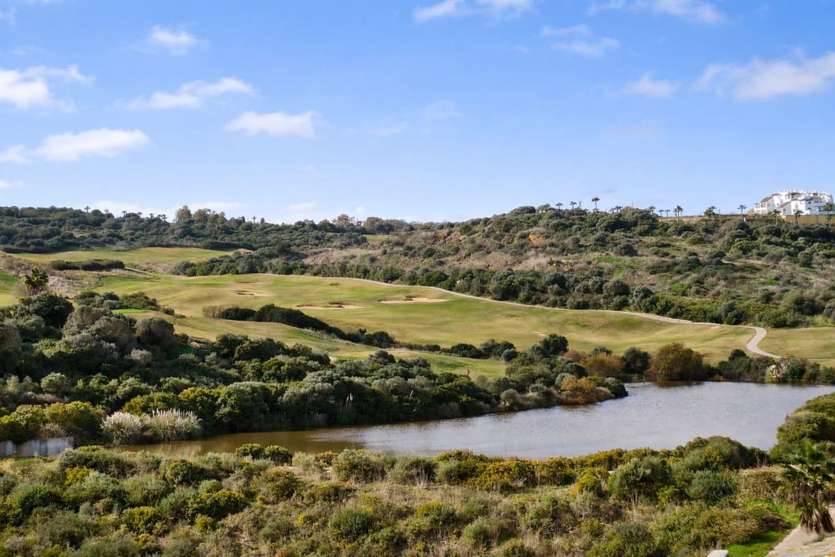 2 bedroom Penthouse for sale in La Alcaidesa with pool garage - € 350,000 (Ref: 9503179)