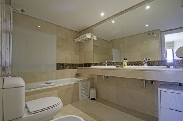 Apartamento de 2 habitaciones en La Alcaidesa en venta con piscina garaje - 375.000 € (Ref: 9516384)