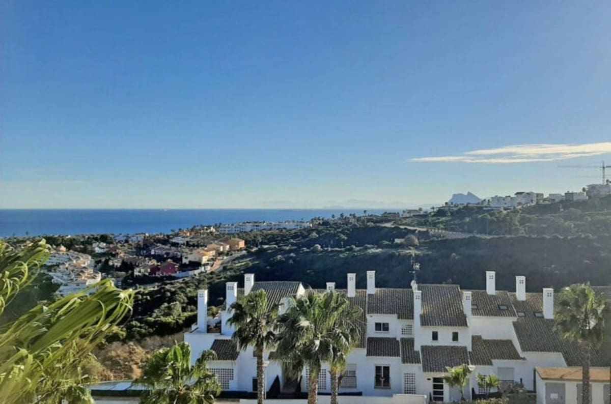 2 slaapkamer Appartement te koop in La Alcaidesa met zwembad garage - € 375.000 (Ref: 9516384)